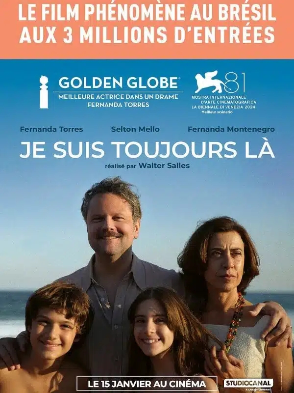 Affiche du film « Je suis toujours là » (Walter Salles) : portrait d’une famille souriante au bord de la mer, ciel bleu en arrière-plan.