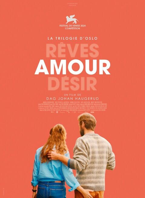 Affiche « Rêves / Amour / Désir » (Trilogie d’Oslo, Dag Johan Haugerud) : un couple vu de dos, bras autour des épaules, sur fond rouge.