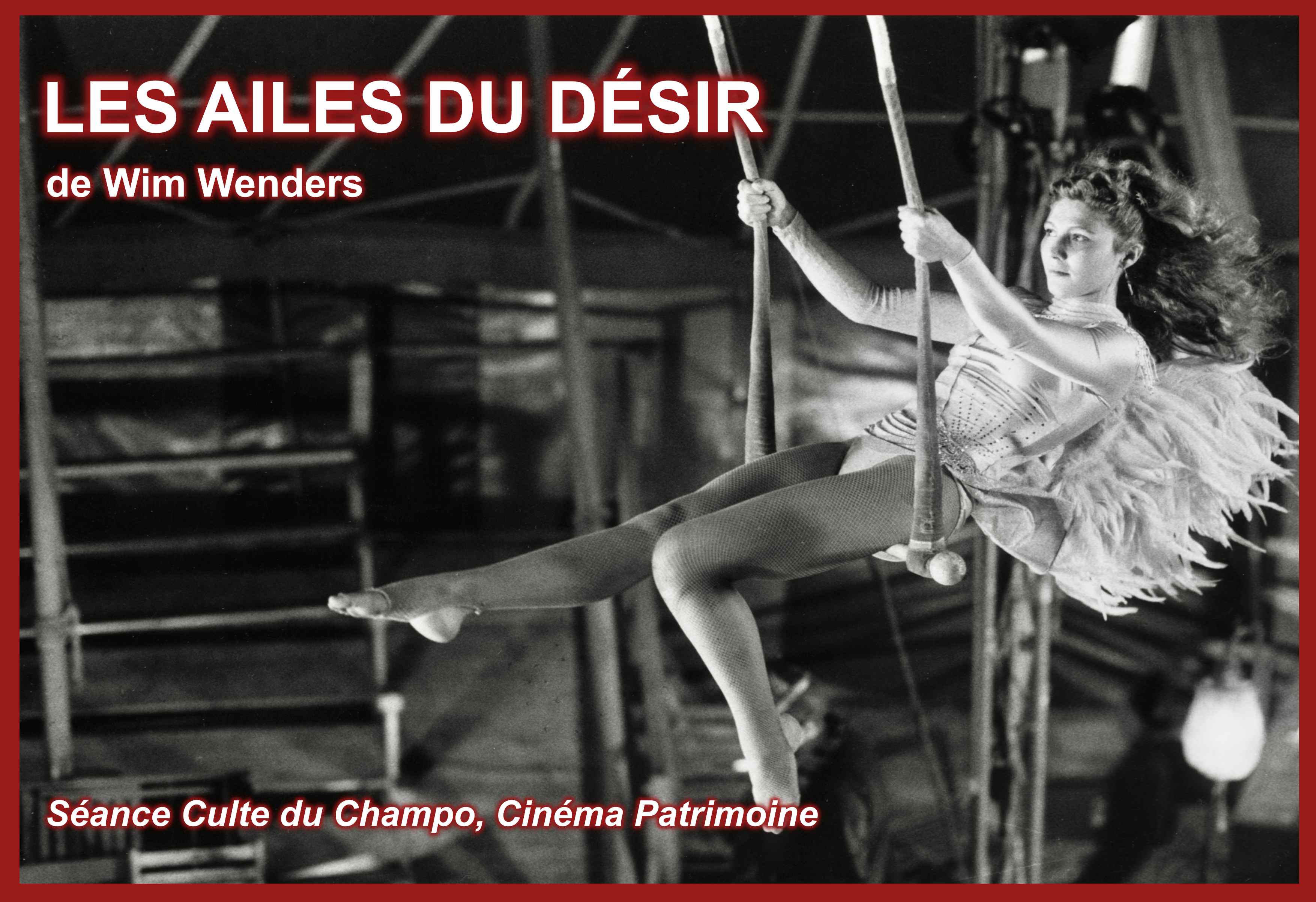 Les Ailes du désir de Wim Wenders – un ange en imperméable se tient au bord d’un immeuble au-dessus de Berlin, film culte projeté au Champo