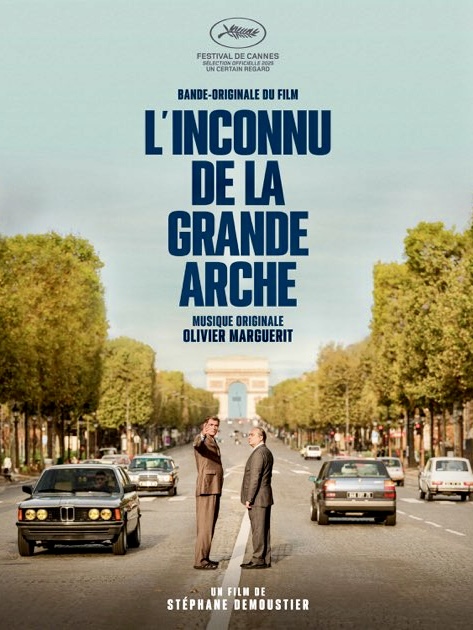 Affiche du film « L’Inconnu de la Grande Arche » (Stéphane Demoustier) : deux hommes en costume se font face au milieu d’une large avenue bordée d’arbres et de voitures, avec la Grande Arche visible au loin.