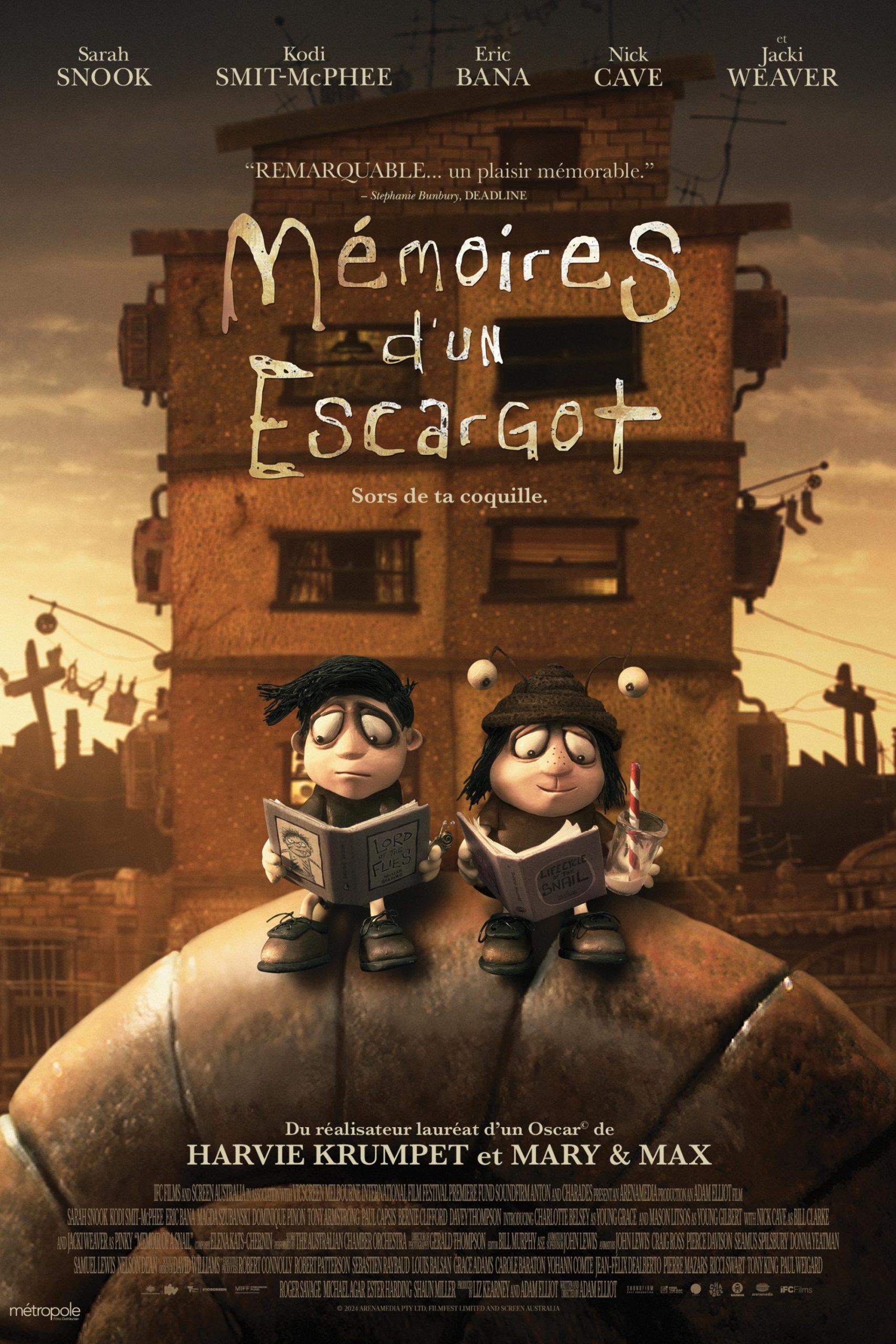 Affiche « Mémoires d’un escargot » : deux personnages animés assis sur une coquille d’escargot lisent, devant une grande maison bricolée, lumière de fin de journée.