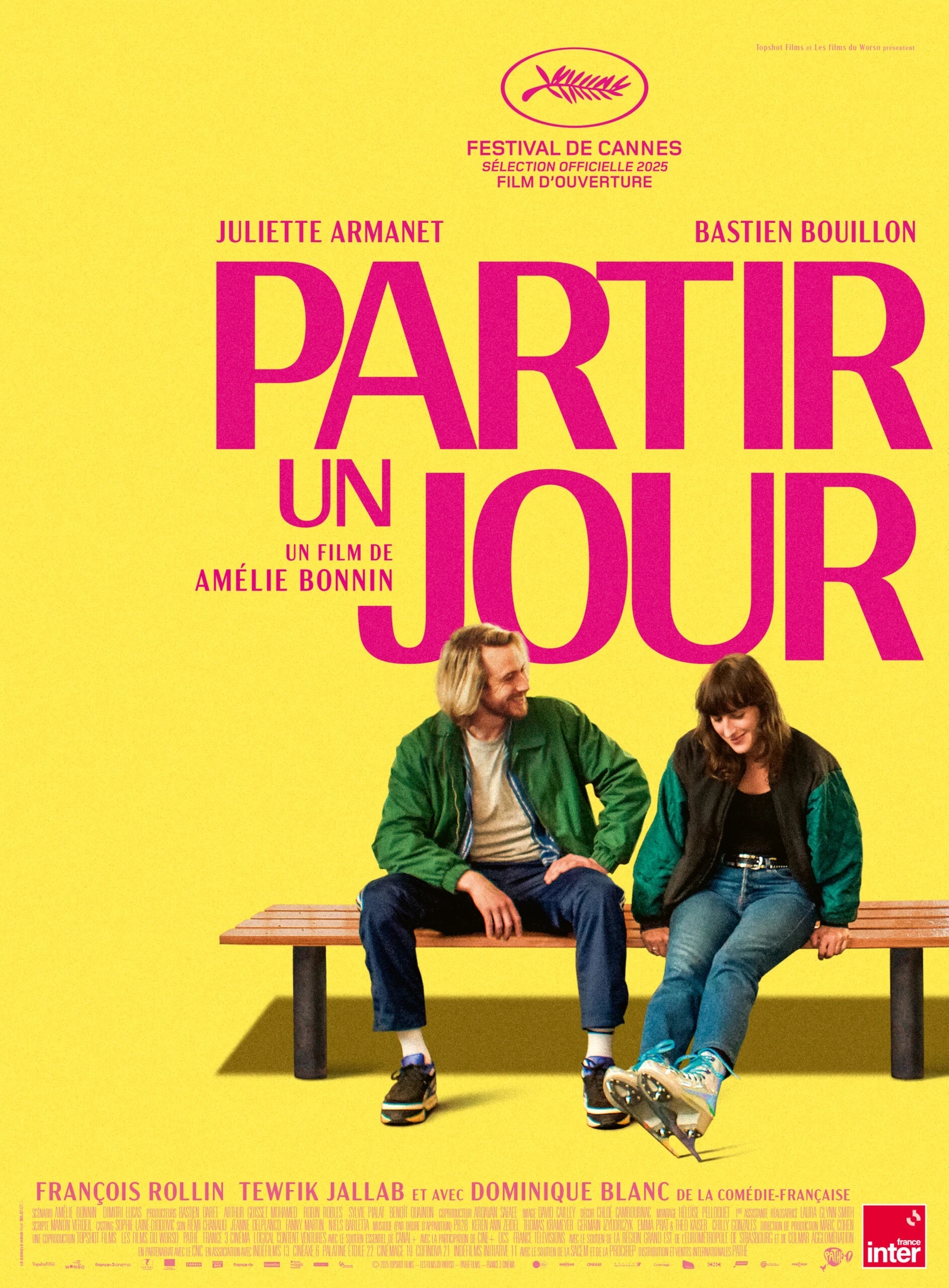 Affiche du film « Partir un jour » (Amélie Bonnin) : fond jaune, grand titre rose, un homme et une femme assis sur un banc.