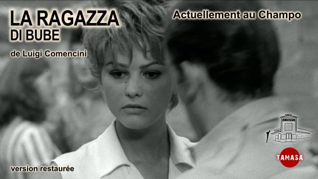 Affiche de La Ragazza di Bube de Luigi Comencini : grand portrait de Claudia Cardinale sur fond turquoise, George Chakiris à droite, scènes de foule et véhicule militaire en bas, typographie noire sur fond beige